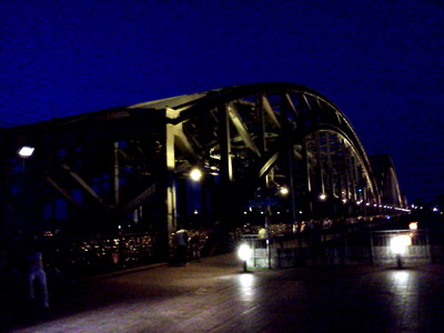 Hohenzollernbrücke bei Nacht